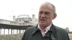 Tá Ed Davey ag caint ag cruinniú mór.