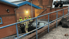 Automobilis atsitrenkė į tvorą ir mokyklos pastatą