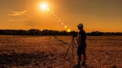 La foule regarde l'éclipse « incroyable »