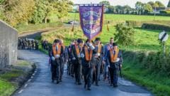 Deir an breitheamh nach bhfuil aon deifir orainn.