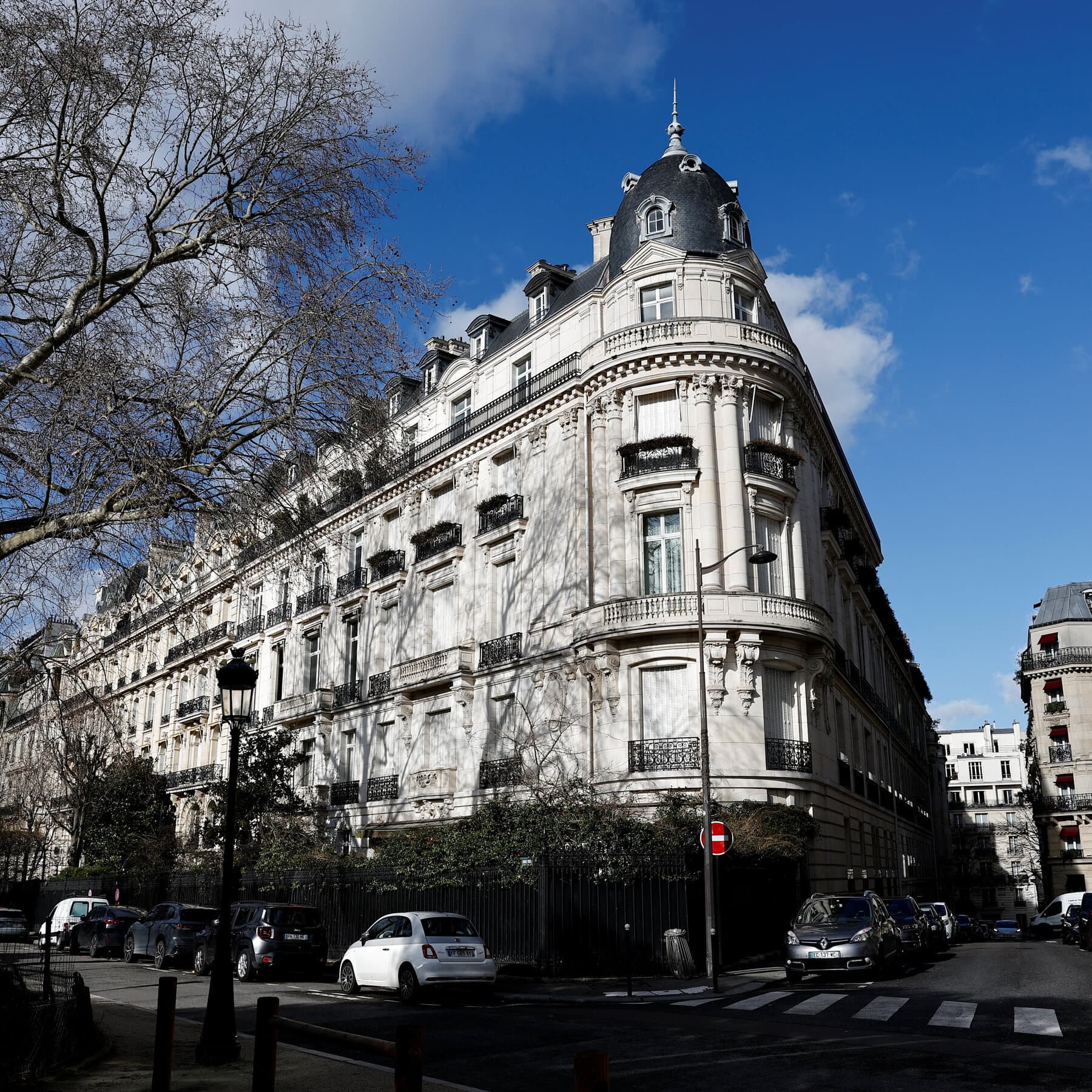 Epstein di Paris: Bagaimana seorang Pelaku Kejahatan Seksual Mencari Akses ke Kalangan Elite Perancis
