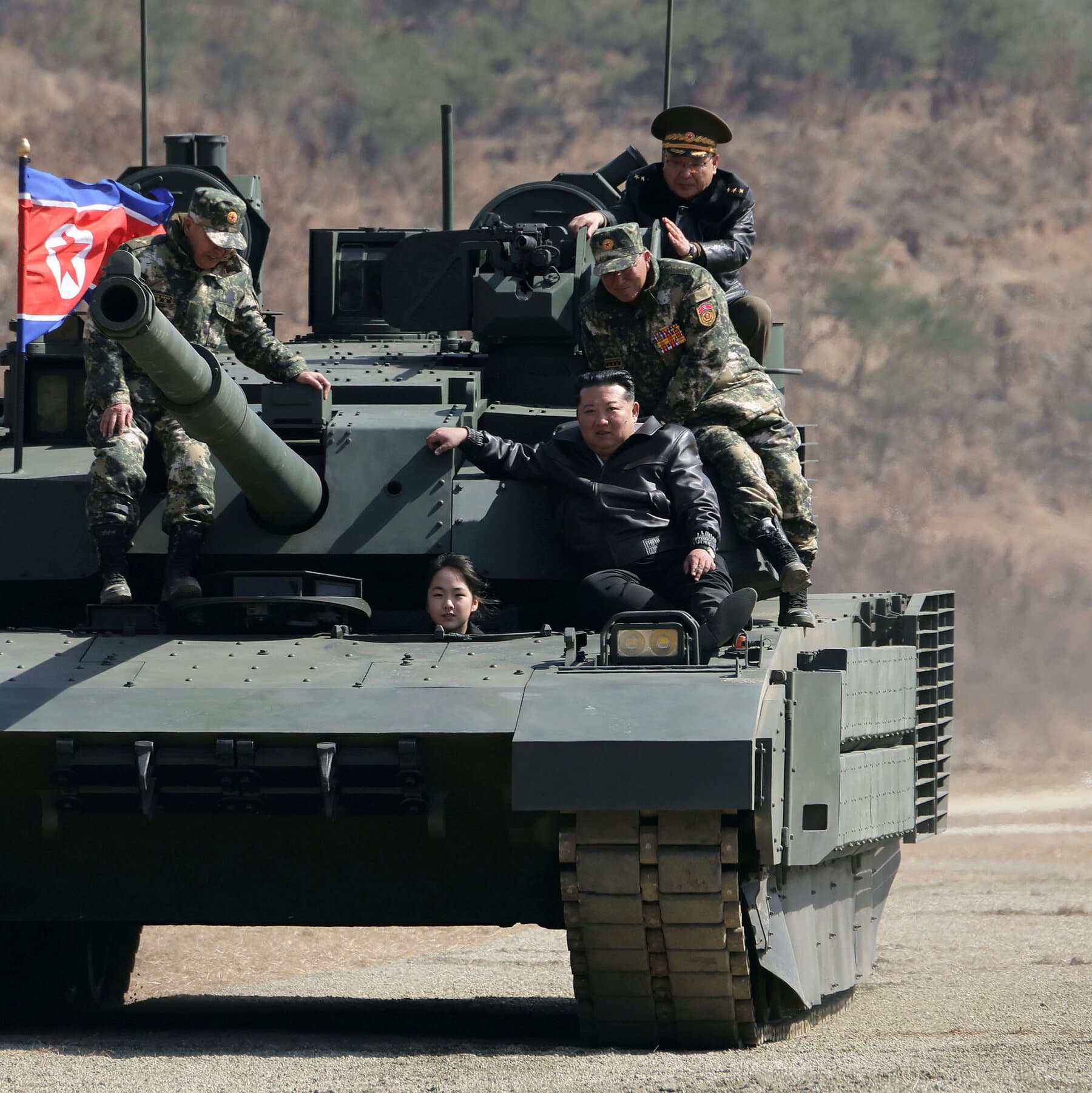 Kim Jong-un dukra vaišina tanku, kalbama apie įpėdinių