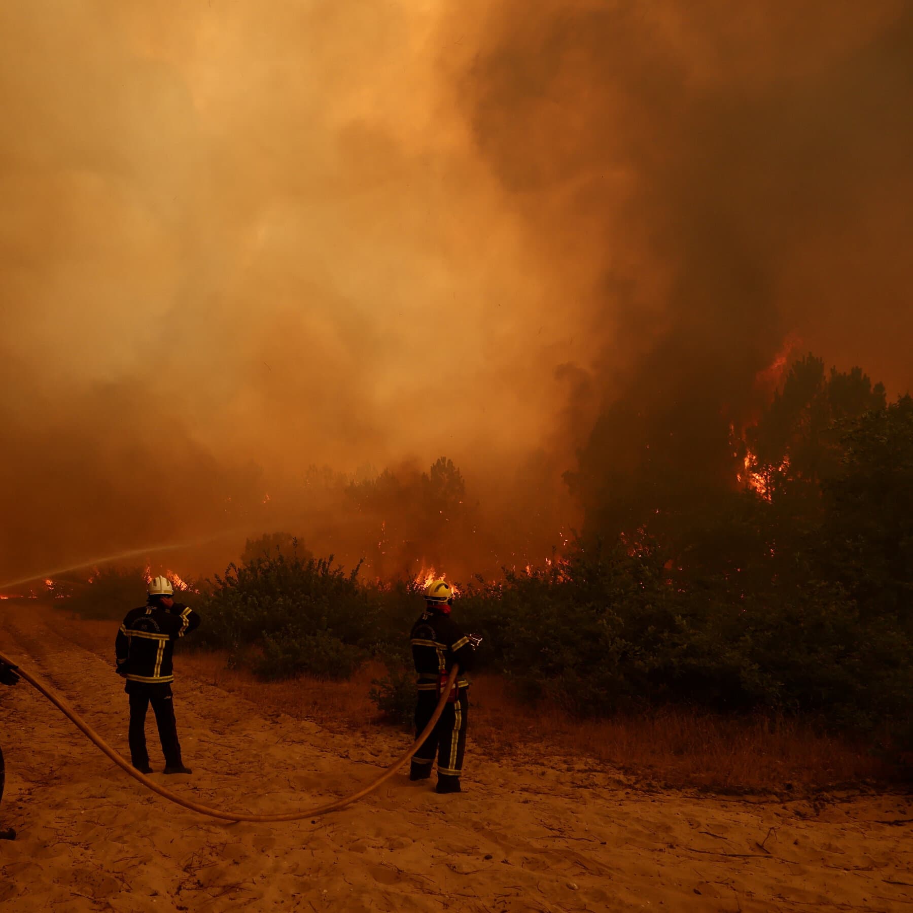Live Updates: Hundreds of Thousands Flee as Fires Rage in Spain and France