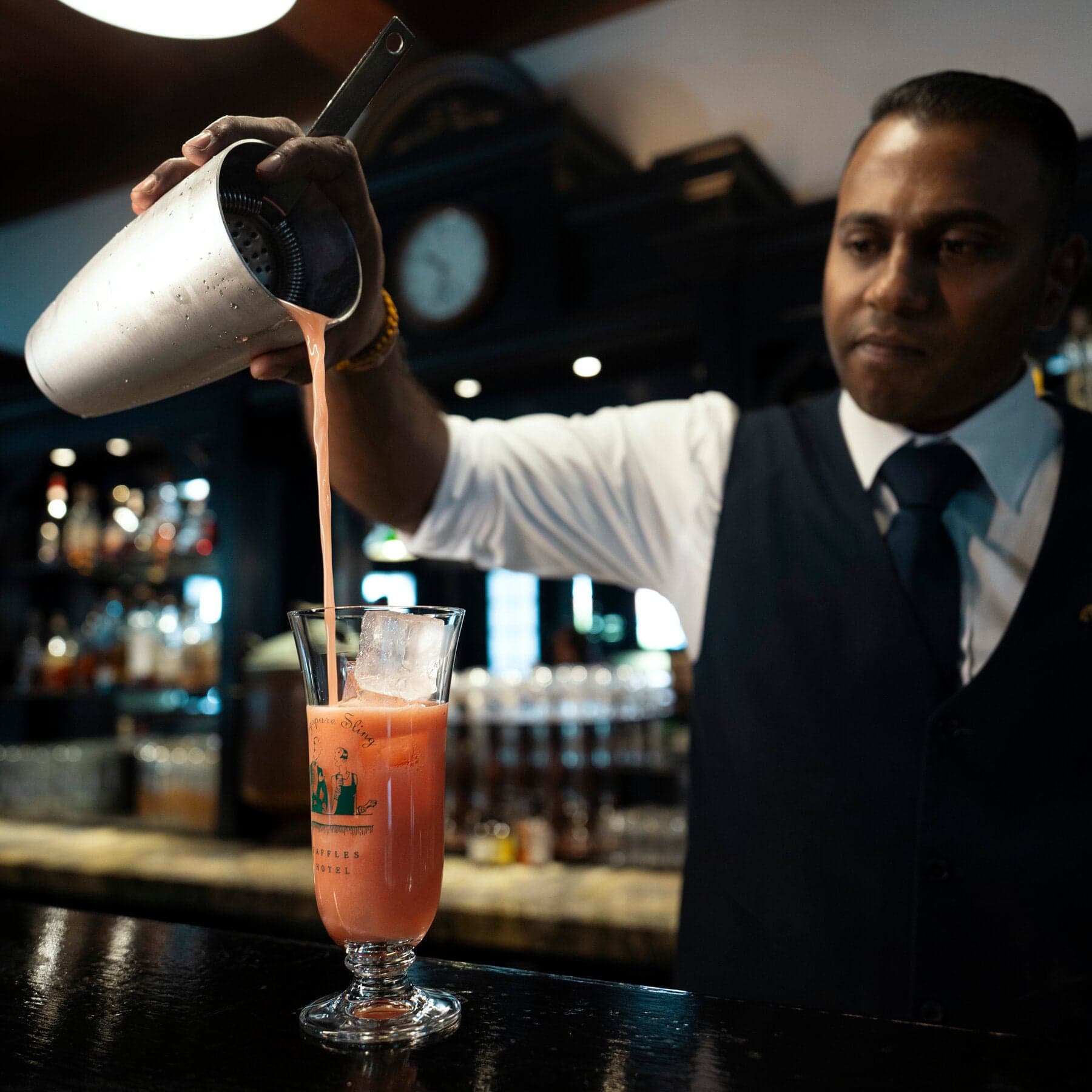 Le Singapore Sling de l’hôtel Raffles coûte 40 dollars. Les touristes l’adorent encore, et voici pourquoi.