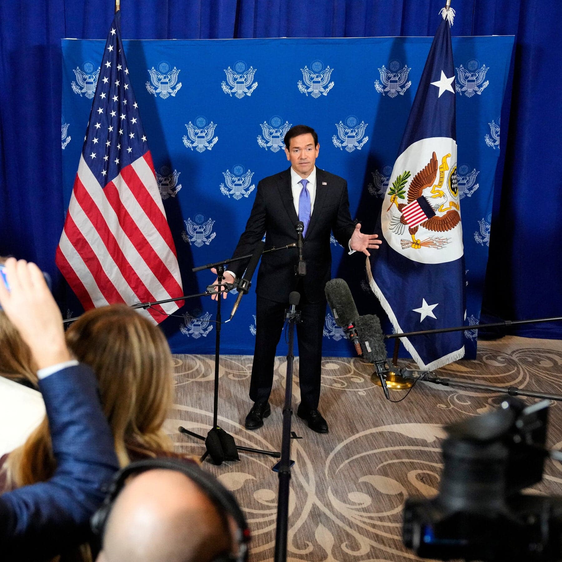 Tá daoine Trump ag iarraidh caint le hIaráin.