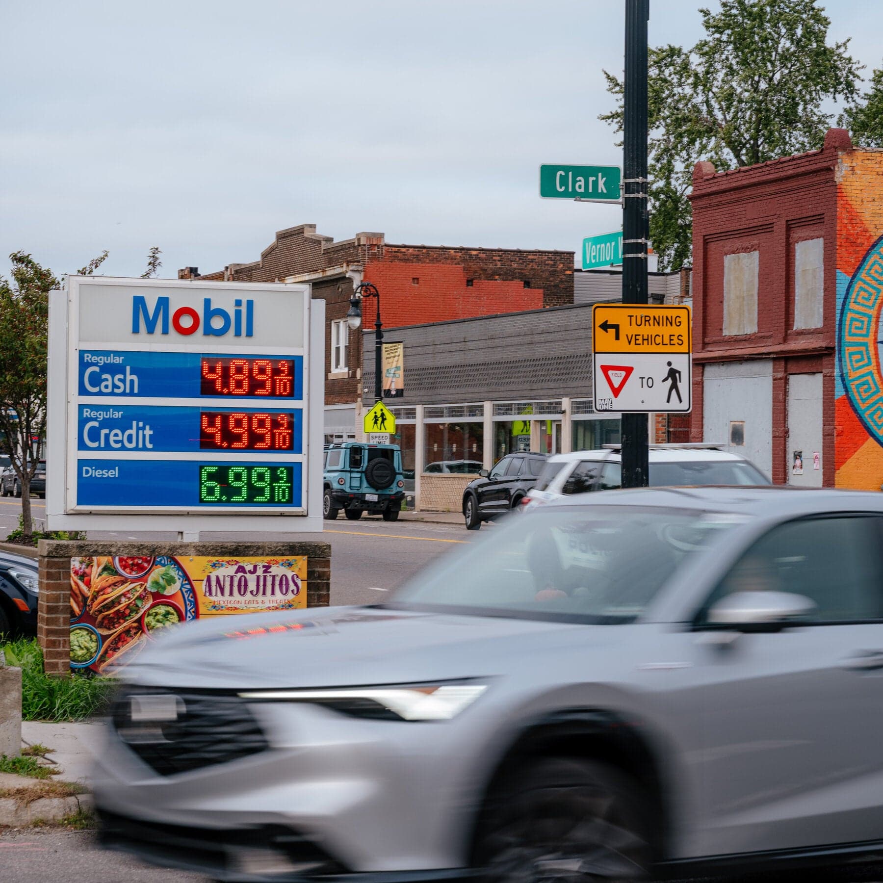 Le prix de l'essence monte et les ventes de grosses voitures baissent