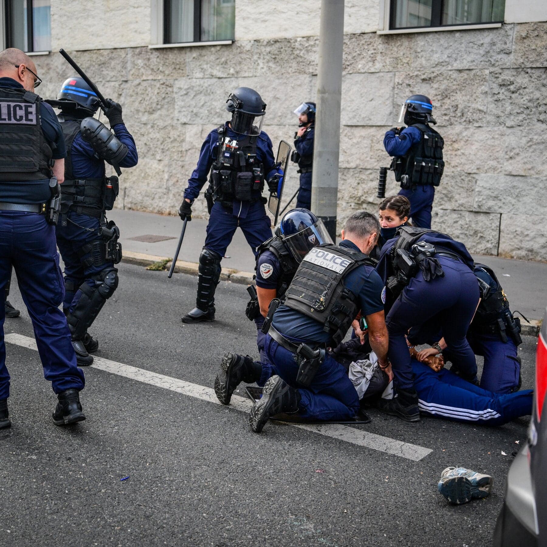 Des centaines de personnes arrêtées en France après des manifestations violentes d'élèves