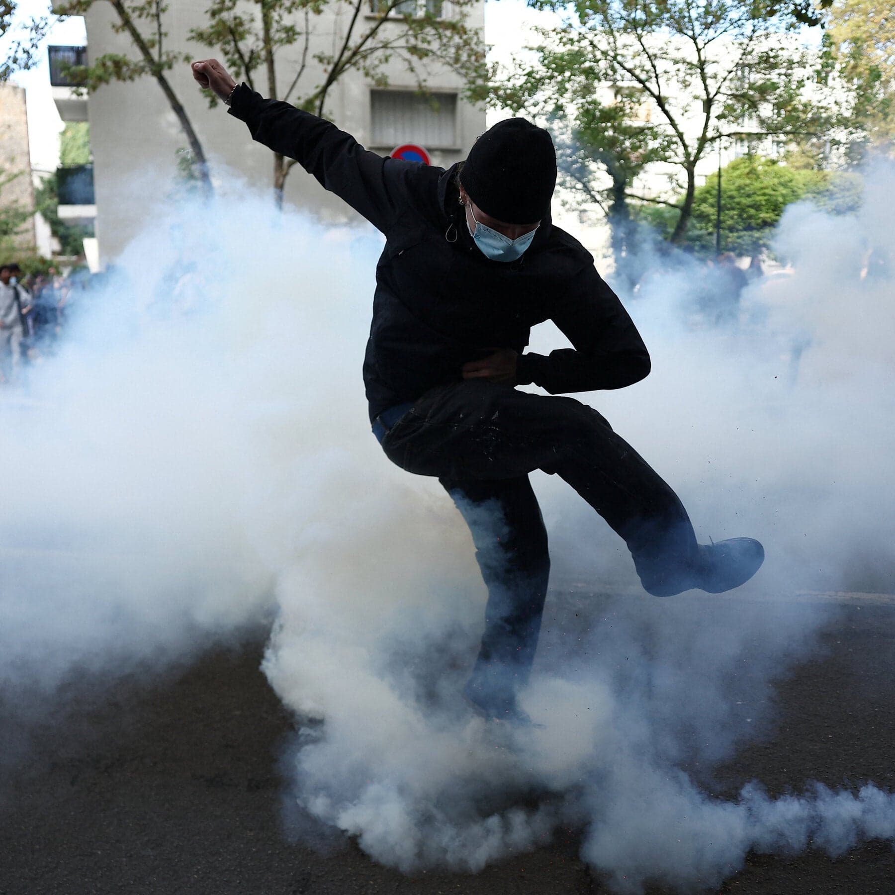 Blocages, feux d'artifice et gaz : les jeunes manifestants inquiètent la France