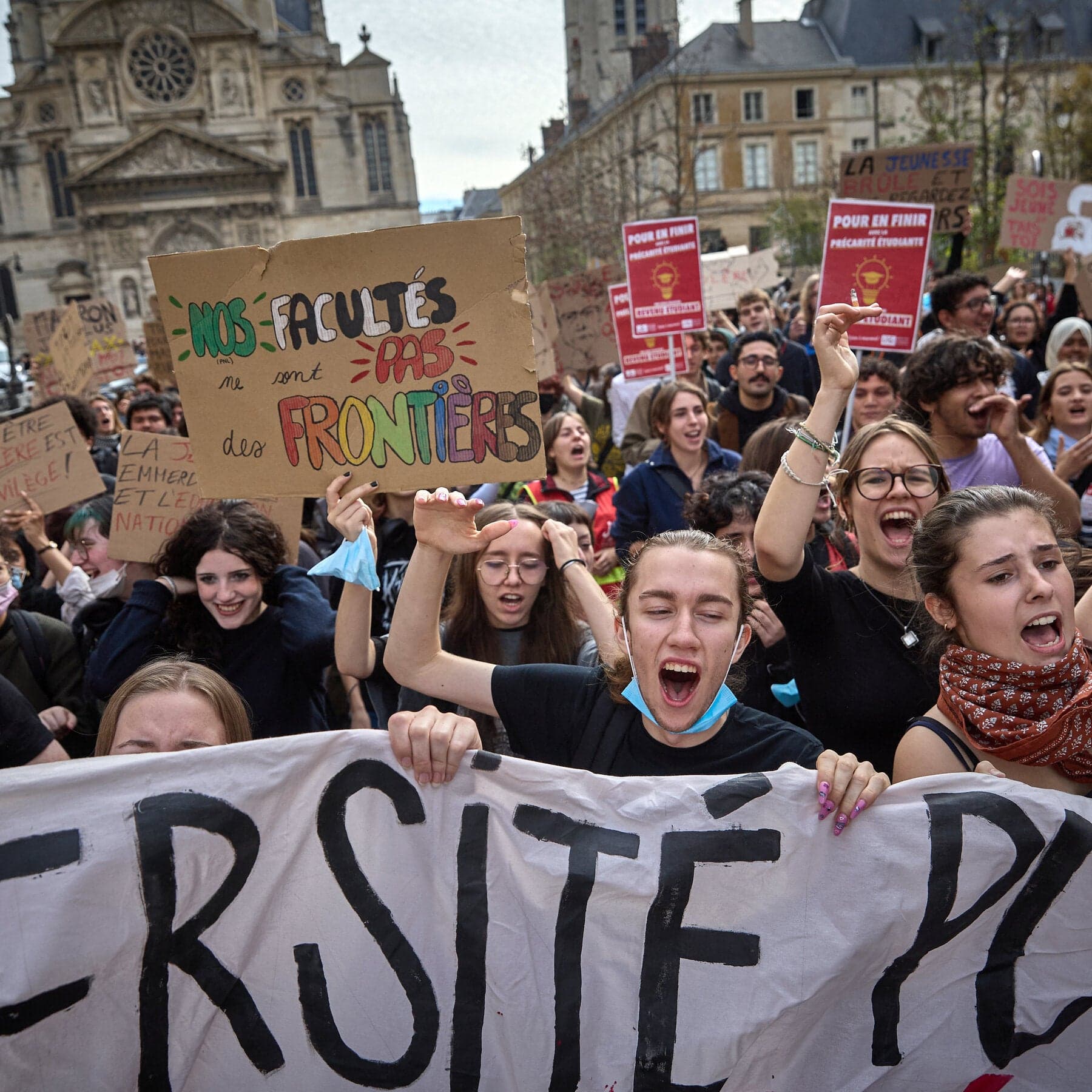 Įvairaus amžiaus žmonės prisijungia prie Prancūzijos studentų protestų
